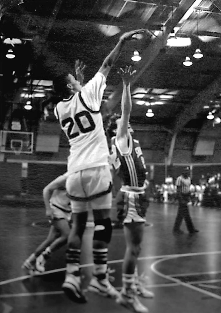 As the Streak reached record-breaking proportions in the fall of 1991-2, Haverford received an influx of talent (including the return of star guard Jeremy Edwards, above). Unfortunately, it didn’t immediately translate into wins. With the Streak at 40 games, Haverford had one last, good chance to win before entering the record books: against Gallaudet.