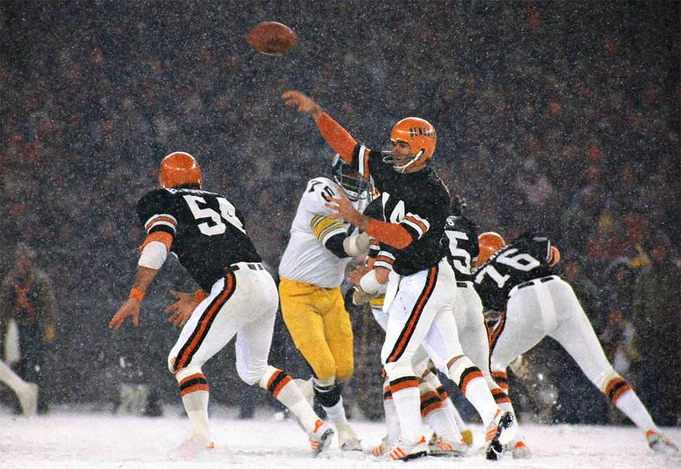 KEN ANDERSON He spent five seasons pioneering the West Coast offense with Bill Walsh as his quarterback coach and later won league MVP honors, in 1981.